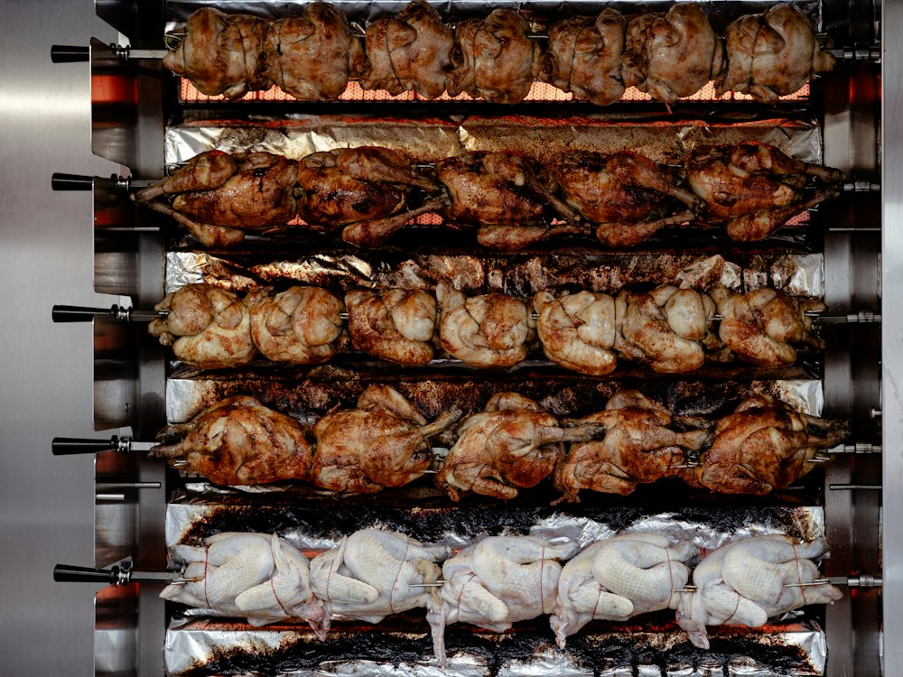 Pollos asándose en el asador (foto referencial)