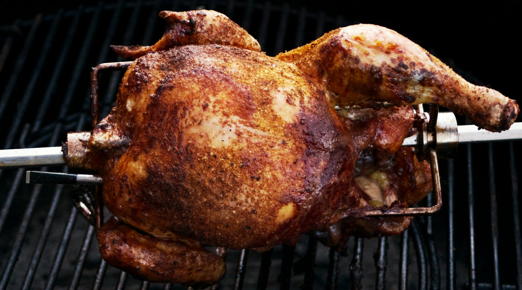 Pollo asándose al carbón (foto referencial)